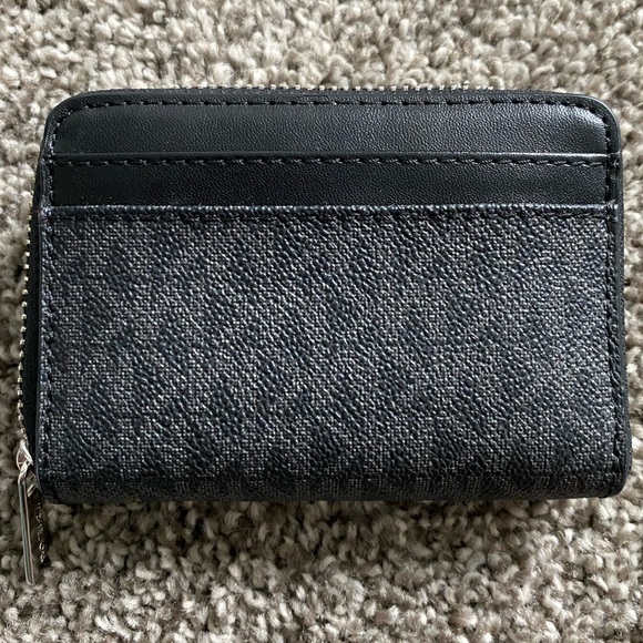 Michael KorsJet Set Travel Zip Around
Card Case Wallet MK Silver Black - Picture 2 of 4